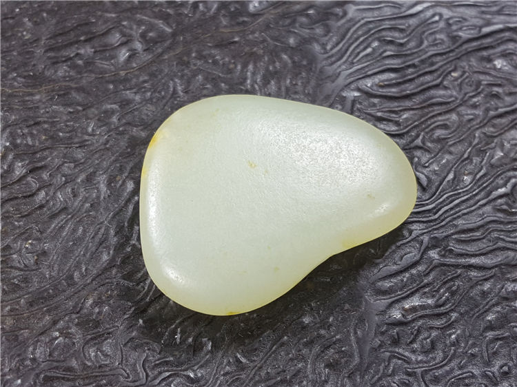 琪玉商城和田玉细腻青白玉籽料5.6克