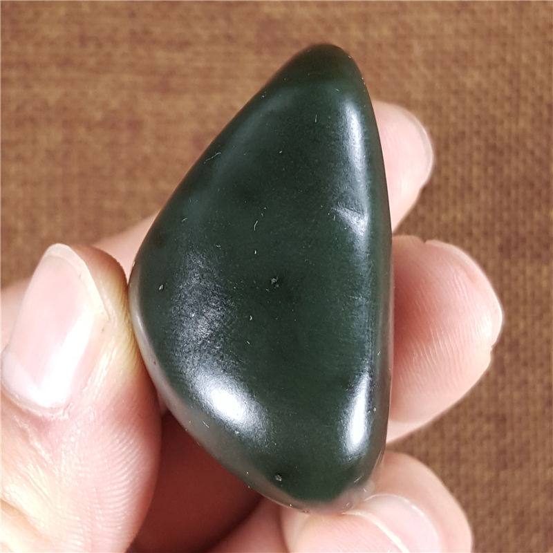 琪玉商城和田玉细腻菠菜绿碧玉籽料79.5克